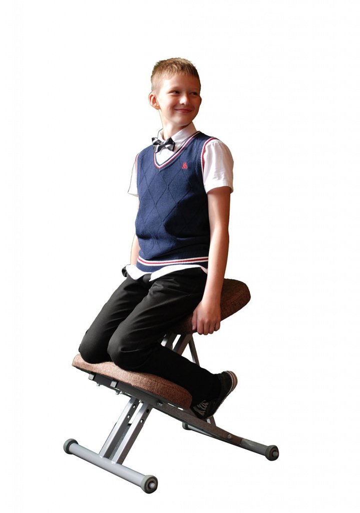 Коленный стул поможет школьнику снизить нагрузку на позвоночник и поспособствует формированию правильной осанки